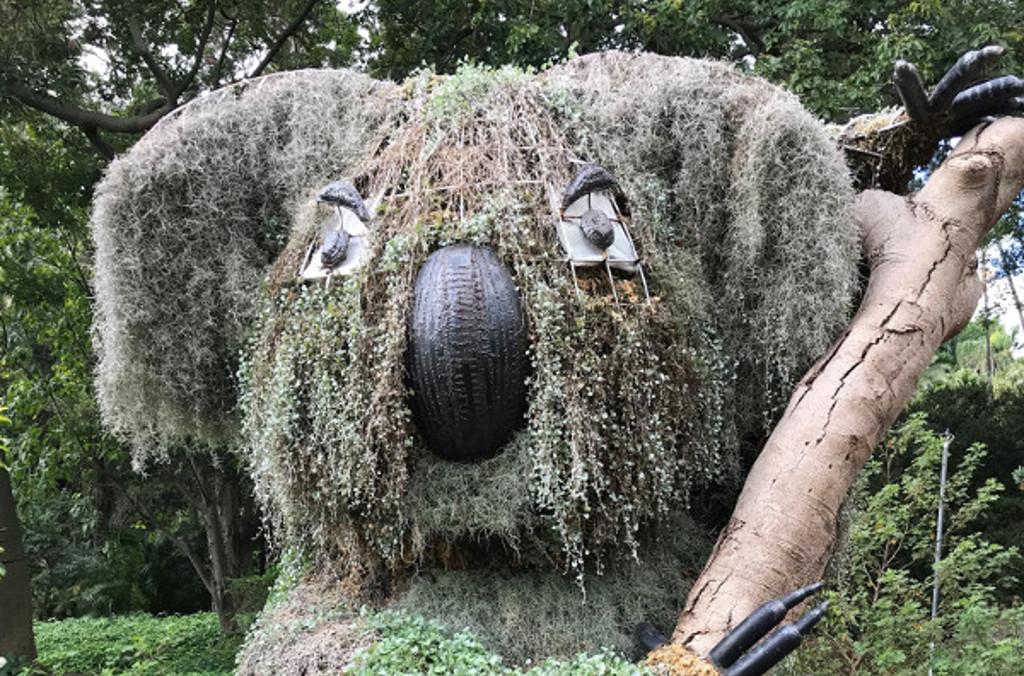 This wire sculpture of a koala